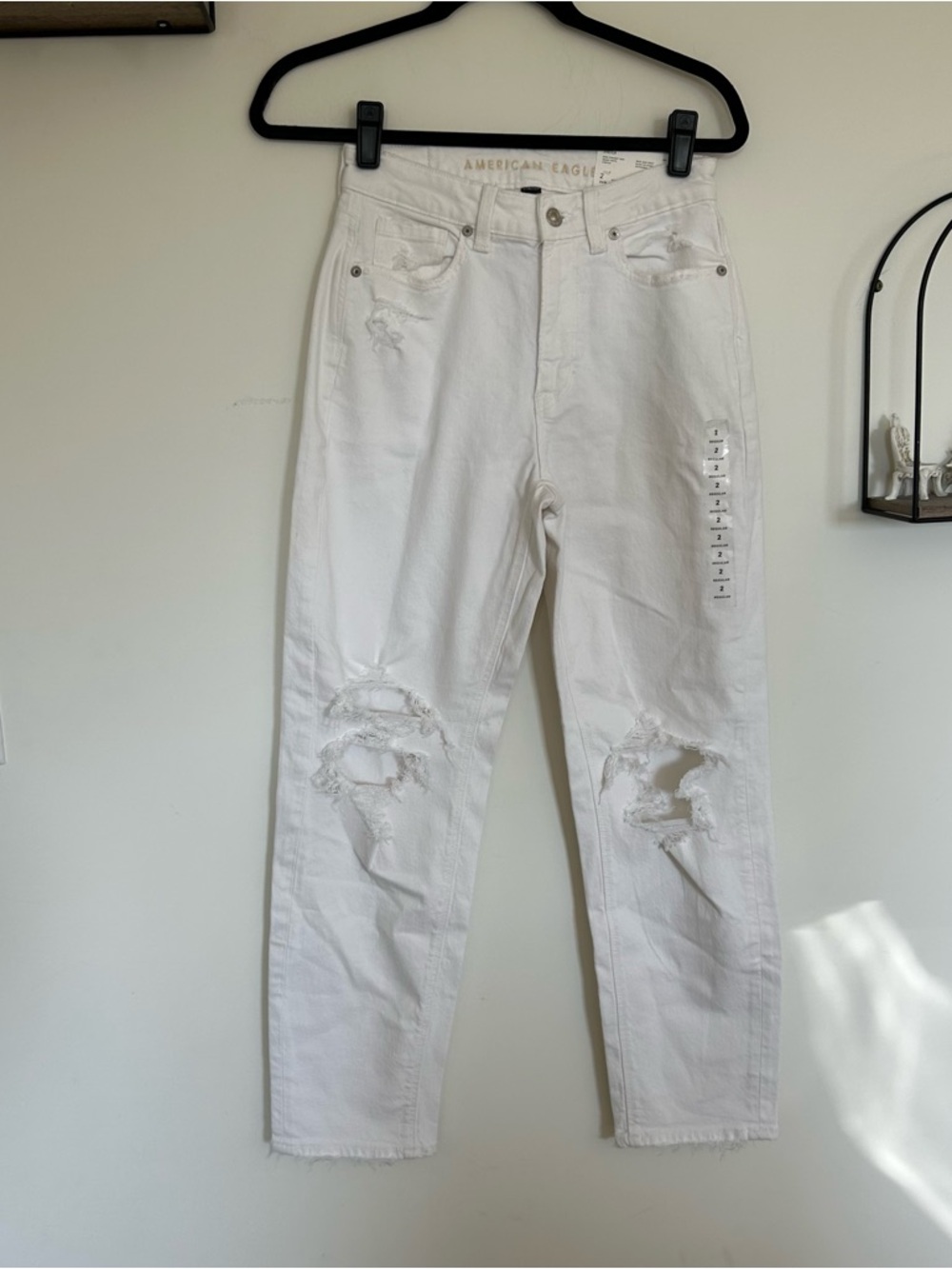 NWT American Eagle‎ White Distressed Mom Straight Jeans Size 2/26